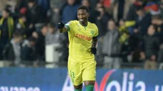 En quarante et une sélection, le joueur de 29 ans a marqué 4 buts avec les Eperviers.