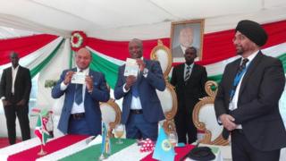Icegera ca mbere c'umukuru w'igihugu Gaton Sindimwo (uwa gatatu uvuye i bubamfu) hamwe n'umushikiranganji w'umutekano Alain Guillaume Bunyoni