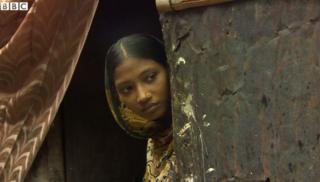 Pernikahan anak masih umum terjadi di Bangladesh, lapor wartawan BBC Mishal Husain.