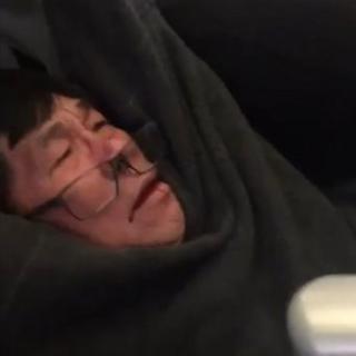 чоловіка витягають з літака United Airlines