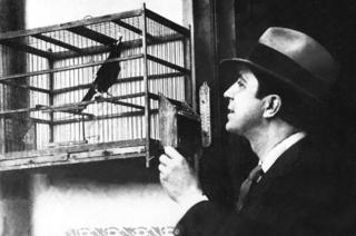 Carlos Gardel con un pájaro