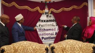 Farmaajo iyo Gaas oo xarigga ka jaraya garoonka cusub