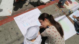 Дети пишут «Мы хотим лучшего будущего» в знак протеста в Гватемале - сентябрь 2015 года