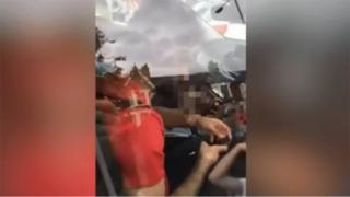ভিডিওতে দেখা যাচ্ছে, গাড়ির চালকের আসনে বসে মোবাইল ব্যবহার করছিলেন মোহাম্মদ সালাহ