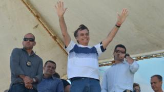 Jair Bolsonaro acena para apoiadores, perto de seu condomínio, no Rio de Janeiro, em 31 de outubro