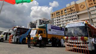 ট্রাকের দু`জন ড্রাইভার পালা করে কয়েকটি রাজ্যের ভেতর দিয়ে প্রায় এক সপ্তাহ ধরে গাড়ি চালান।