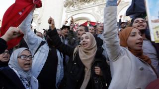 'Yan kasar Tunisia na zanga-zanga bayan kisan wani injiniyan jiragen sama Mohamed Zouari, a dandalin Habib Bourgiba da ke Tunis, babban birnin kasar.