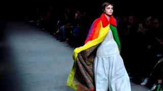 Радужная накидка из искусственного меха от Burberry, продемонстрированная на подиуме в Лондоне