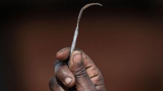 knife wey dem dey take do circumcision