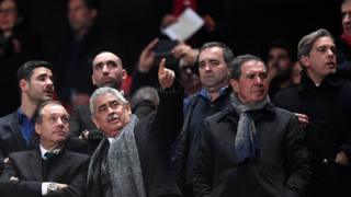 Luis Filipe Vieira, le président du Benfica Lisbonne (écharpe grise), au milieu de ses collaborateurs.
