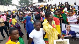 Ces manifestants s'insurgent contre les propos "insultants" tenus par le président français Emmanuel Macron à l'égard du président Paul Biya.