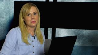 La reportera de BBC Trending Jo Whalley con su laptop