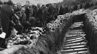 Beddi torfol // Mass graves