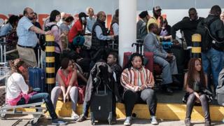 Des milliers de passagers sont restés à l'aéroport Jomo Kenyatta pendant de longues heures avant de pouvoir embarquer.