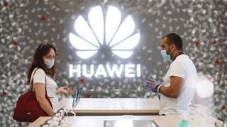 La gente compra en una tienda Huawei en Barcelona, ​​España