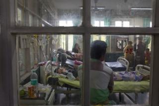 В этот четверг, 15 сентября 2016 г., в больнице Рам Манохар Лохия в Нью-Дели, Индия, выздоравливают люди, страдающие от лихорадки, одного из основных симптомов нескольких болезней, переносимых комарами.
