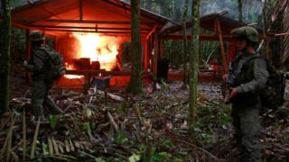 コロンビア軍は左派ゲリラと犯罪組織の両方が麻薬密売に関わっていると主張(写真は当局が摘発したコカイン工場)