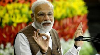 मोदी संसदेत बोलताना