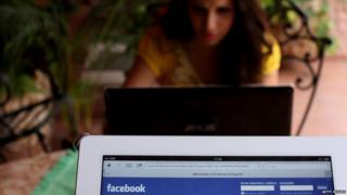 Una mujer en su laptop