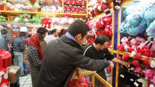 People for Iran bin dey cho for Valentine gift before authorities begin plan to forbid di celebration.