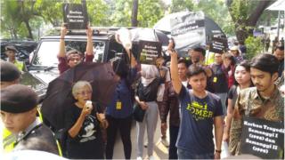 Aksi massa Kamisan di depan kantor Komnas HAM
