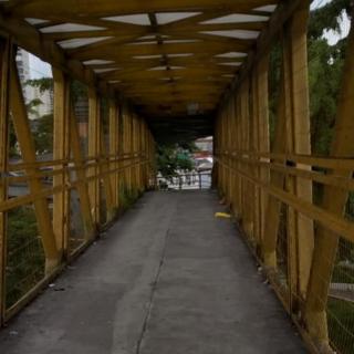 Pasarela evitada por moradora de Heliópolis