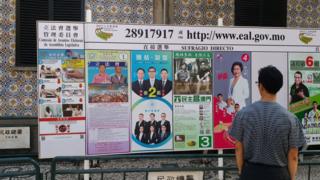 票站外張貼了各候選人宣傳海報的看板