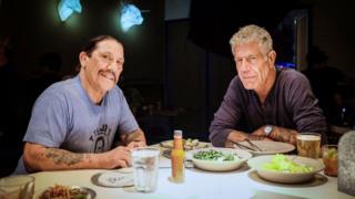 Imagen promocional del primer episodio de la novena temporada de "Parts Unknown" donde Bourdain cena con el actor Danny Trejo