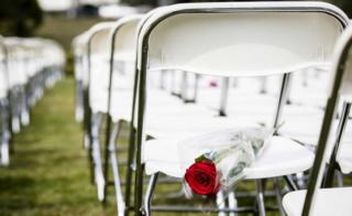 Белые стулья и красные розы установлены родственниками жертв авиакатастрофы рейса MH17 в качестве молчаливой акции протеста перед посольством России в Гааге, Нидерланды, 8 мая 2018 года