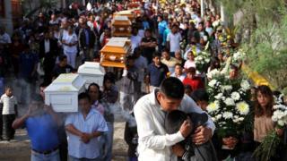 Enterro das vítimas de chacinas no México