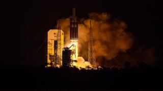 Sonda da Nasa sendo lançada em direção ao sol em 12 de agosto de 2018