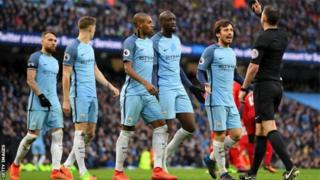 Les joueurs de Manchester City accourent devant l'arbitre pour protester contre le pénalty accordé à Liverpool le 19 mars dernier
