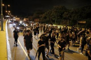 自下午三時左右,防暴警察出現,示威者四散。部分人坐車離開或是步行至東涌。