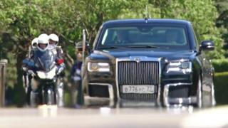 Владимир Путин проехал по Кремлю на инаугурацию в лимузине российского производства.