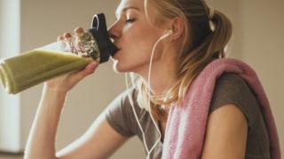 Mujer tomando un batido
