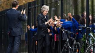 Bà Theresa May gặp gỡ học sinh ở phía nam London