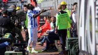 Sulley Muntari yana ficewa daga fili