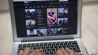 Человек, просматривающий BBC iPlayer на своем ноутбуке