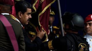 Nicolás Maduro momentos antes de que se escucharan las detonaciones