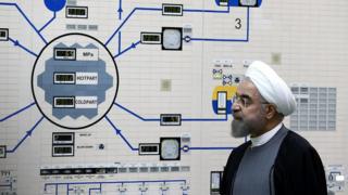 صورة أرشيفية: الرئيس الإيراني حسن روحاني يزور غرفة التحكم في محطة بوشهر النووية يوم 13 يناير/كانون الثاني 2015