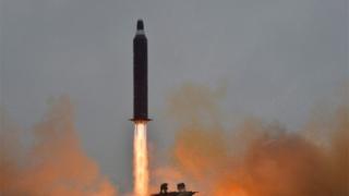 朝鲜官方媒体《朝中社》报道,朝鲜"成功"试射"北极星-2"型地对地中远程战略弹道导弹