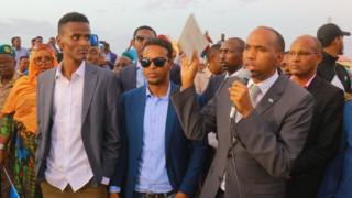 Ra'isulwasaare Kheyre oo meel fagaaro kala hadlaya dadka