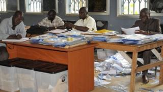 Election officials examine votes 14/10/2015