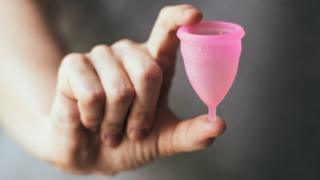 சுற்றுச்சூழலுக்கும், உடல்நலத்துக்கும் தீங்கு: சானிட்டரி நேப்கினுக்கு மாற்று என்ன?