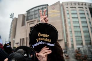 29 Aralık 2016'ta Aslı Erdoğan'ın yargılandığı davanın duruşması öncesi düzenlenen bir gösteri