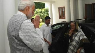 আগেরবারের ভারত সফরে শেখ হাসিনাকে স্বাগত জানাচ্ছেন নরেন্দ্র মোদি।