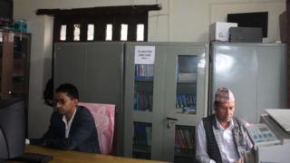 उच्च अदालत पोखराको बागलुङ इजलासको चर्किएको भवनमा कर्मचारीहरू