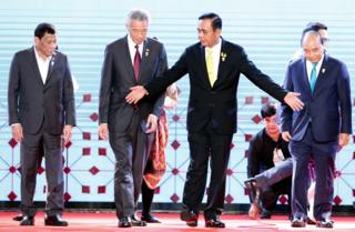 Tổng thống Philippines cùng Thủ tướng Singapore, Thái Lan và Việt Nam tại Lễ khai mạc Thượng đỉnh ASEAN lần thứ 34 tại Thái Lan.