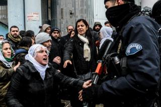 Economist'e göre Türkiye'de yaşanan hak ihlalleri nedeniyle Cumhurbaşkanı Erdoğan diğer ülkelere insan hakları ve demokrasi verecek konumda bulunmuyor