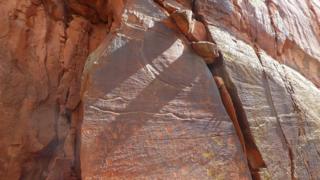Rocas incrustadas en una grieta